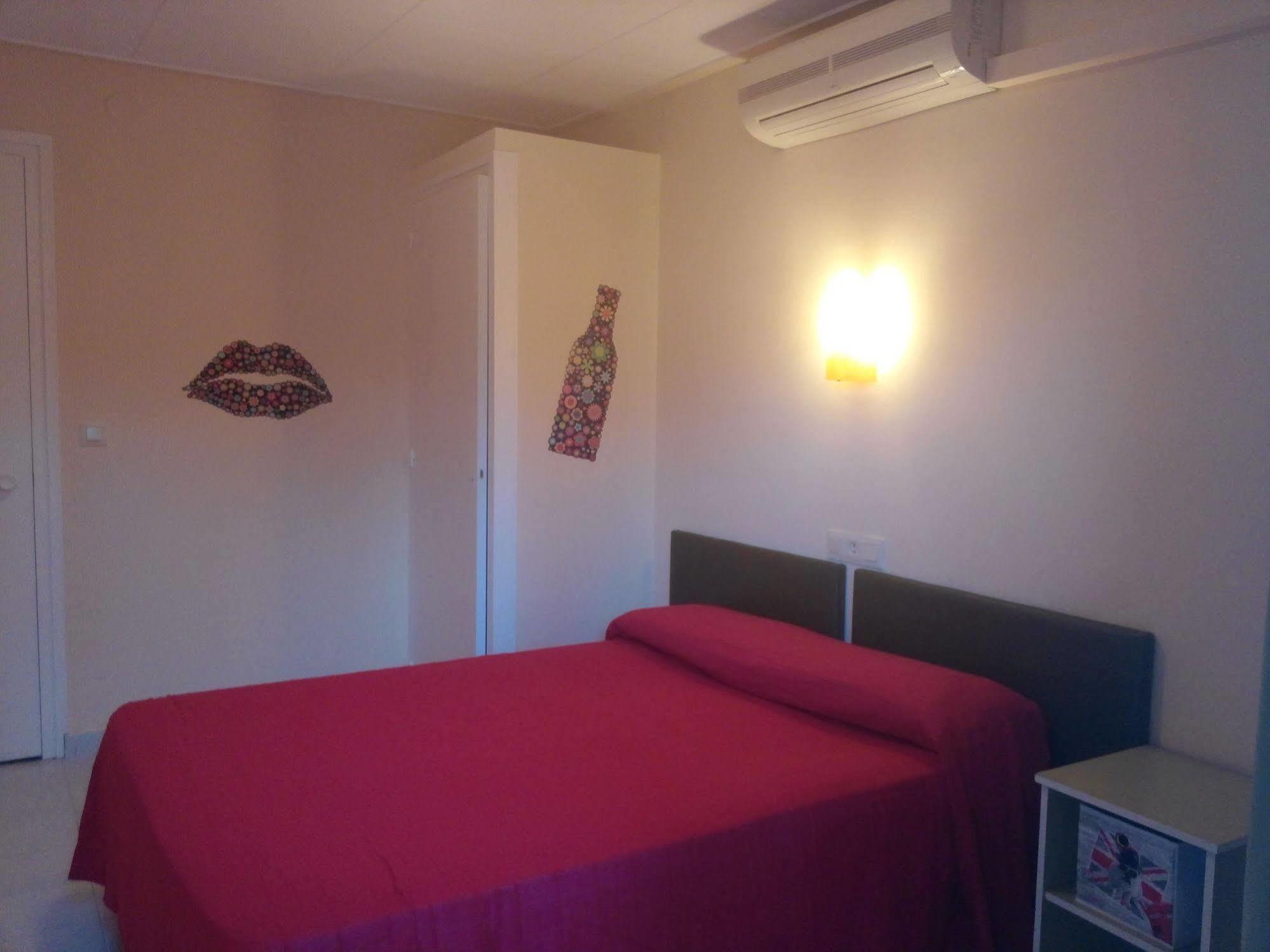 Hostal Univers Calella Exterior photo